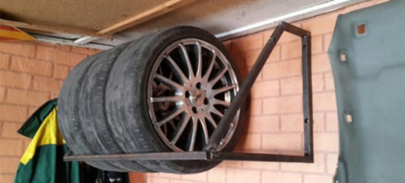 Купить шины гараж. Полка для хранения колес Сорокин откидная 35.50. Стеллаж для колес в гараж. Полки для хранения колес в гараже. Крепление для колес на стену.